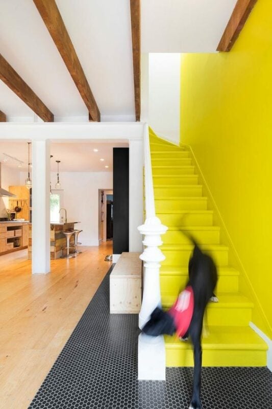 Décoration peinture intérieure : un escalier jaune