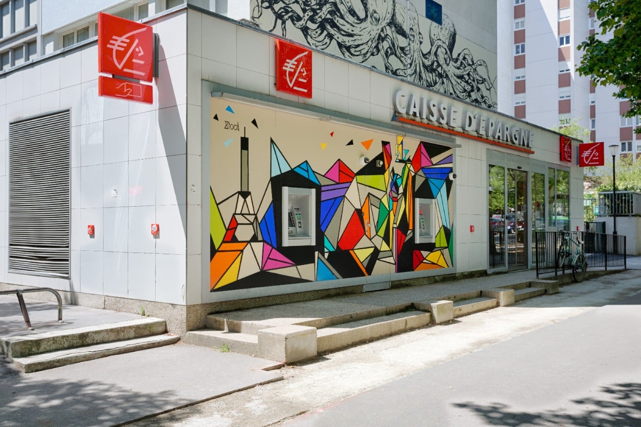 Grande fresque sur façade d'une agence bancaire