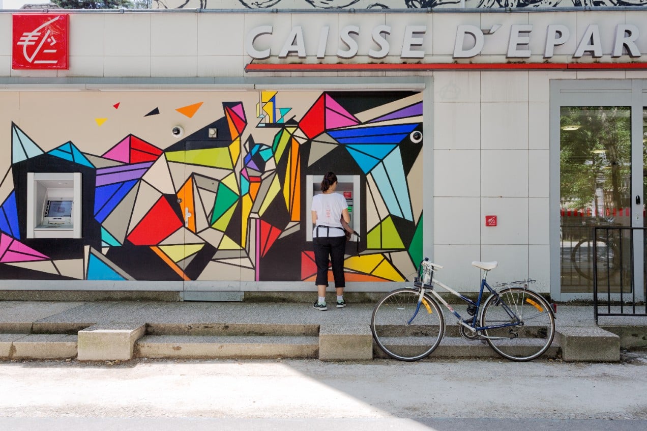 Grande fresque sur façade d'une agence bancaire