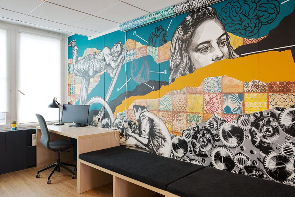 Fresque patchwork colorée dans une startup