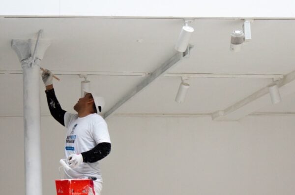 Galerie Joseph, les peintres Monsieur Peinture peignent des poteaux.