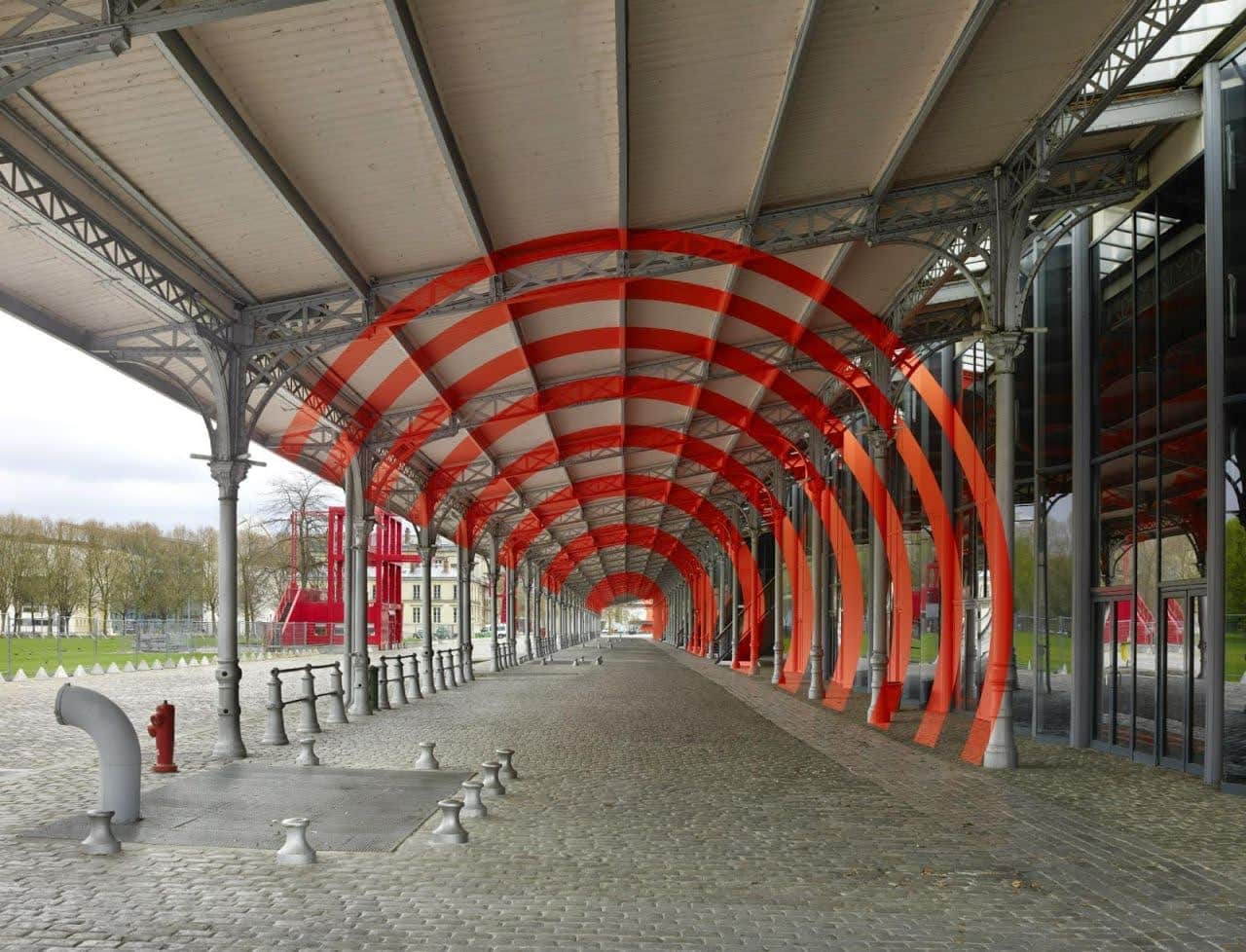 Anamorphose de Felice Varini à la Villette. Cercles rouges qui donnent au tunnel de la perspective