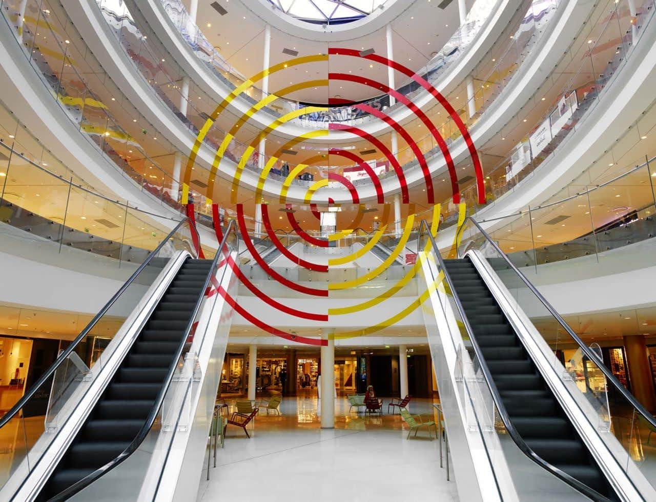 Multiples cercles de couleurs visibles avant de monter dans le centre commercial par des escalators