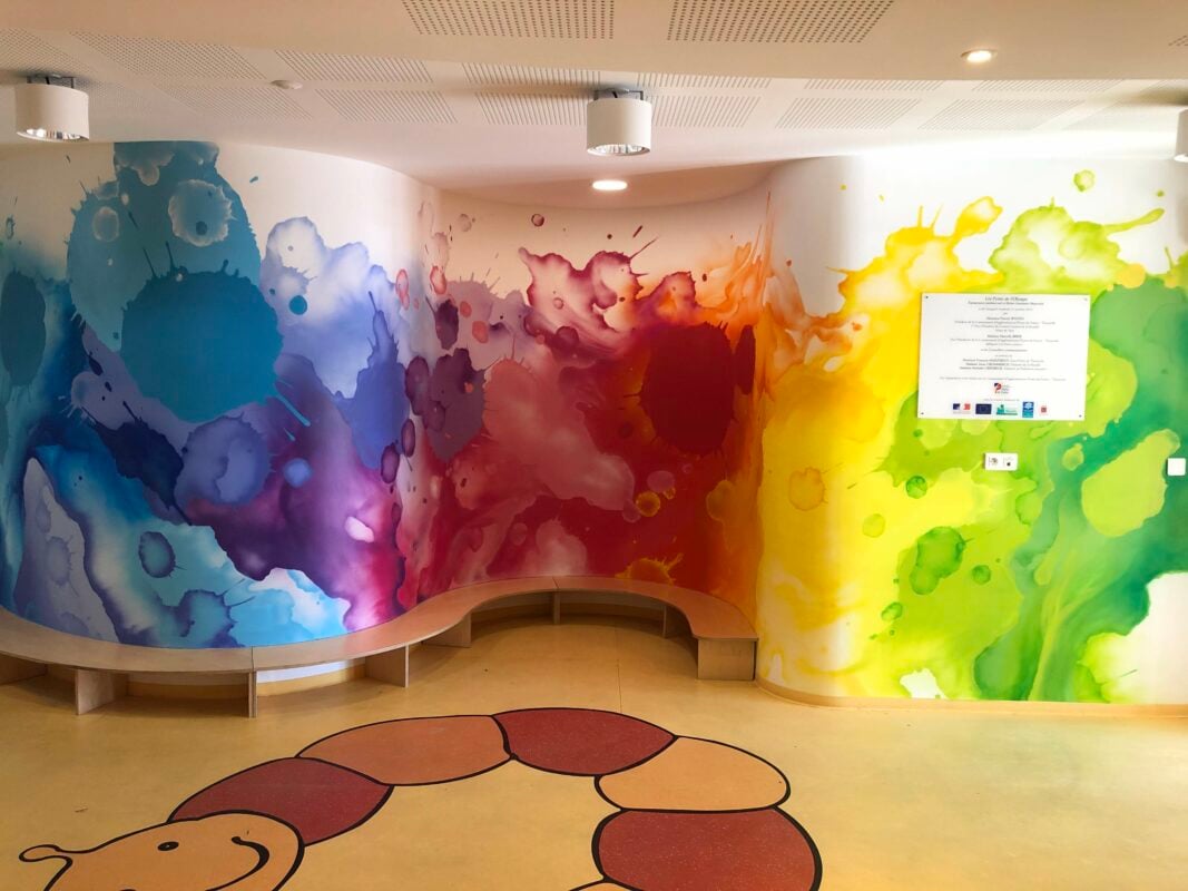 Croix rouge française | fresque dans une crèche par Monsieur Peinture