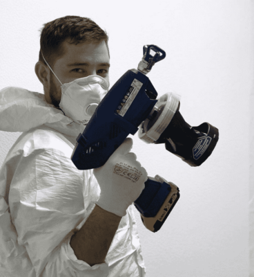 Benjamin qui porte un pistolet à Peinture