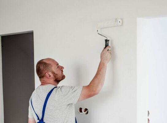 Mise en peinture d'un mur sur maison neuve