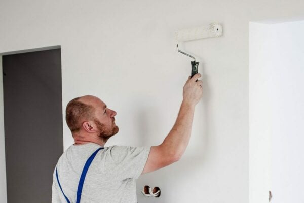 Mise en peinture d'un mur sur maison neuve