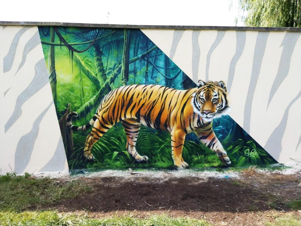 Fresque murale extérieure dans le jardin d'un particulier par Monsieur Peinture