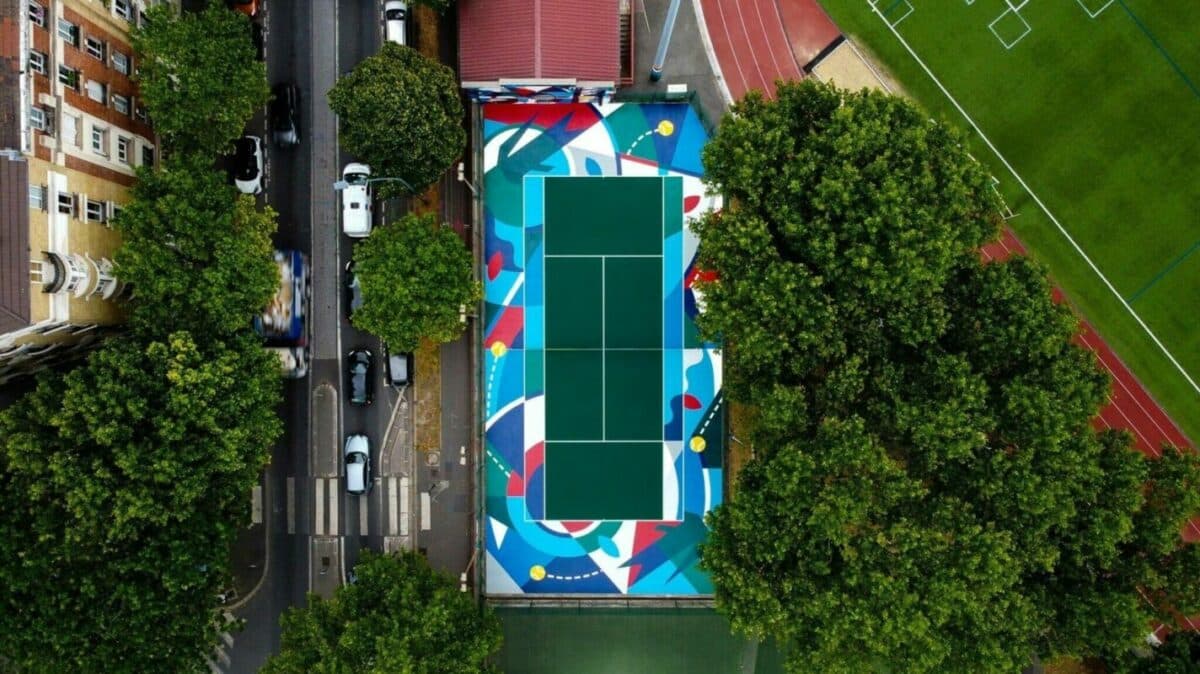 Monsieur Peinture a réalisé les fresques sur le terrain de tennis de Clichy, en l'honneur de Novak Djokovic