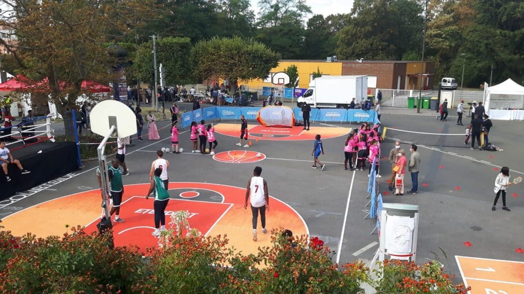 Monsieur Peinture a réalisé les fresques sur le terrain de basketball de Clichy-sous-Bois pour la fête de la ville