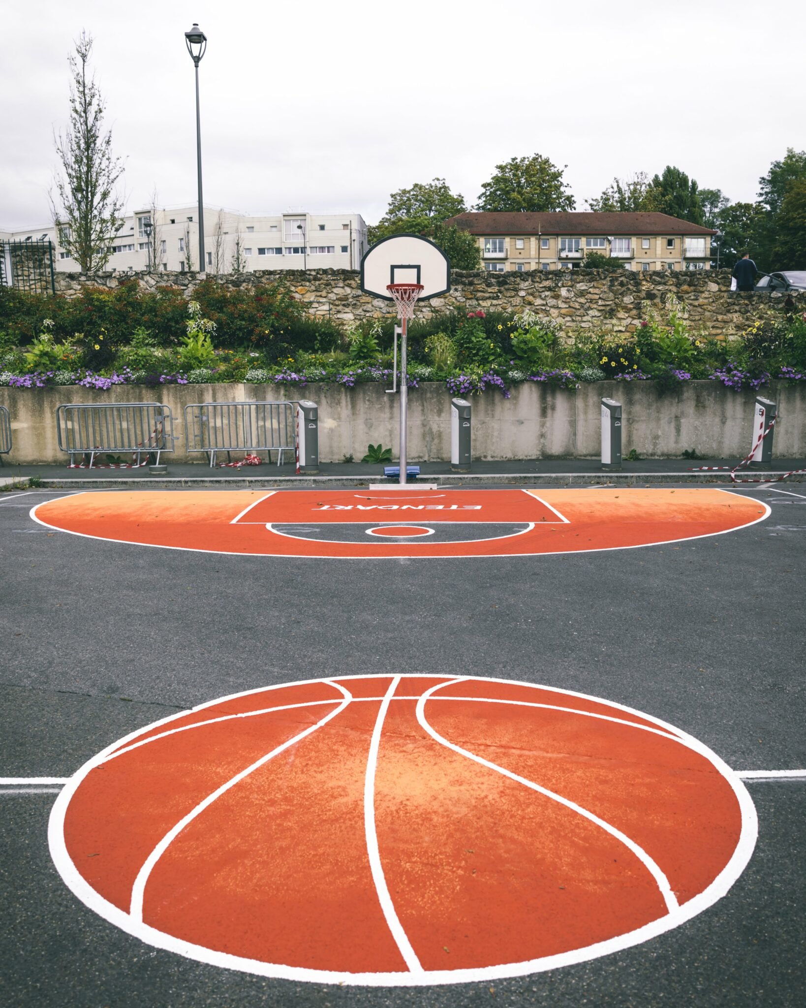 Monsieur Peinture a réalisé les fresques sur le terrain de basketball de Clichy-sous-Bois pour la fête de la ville