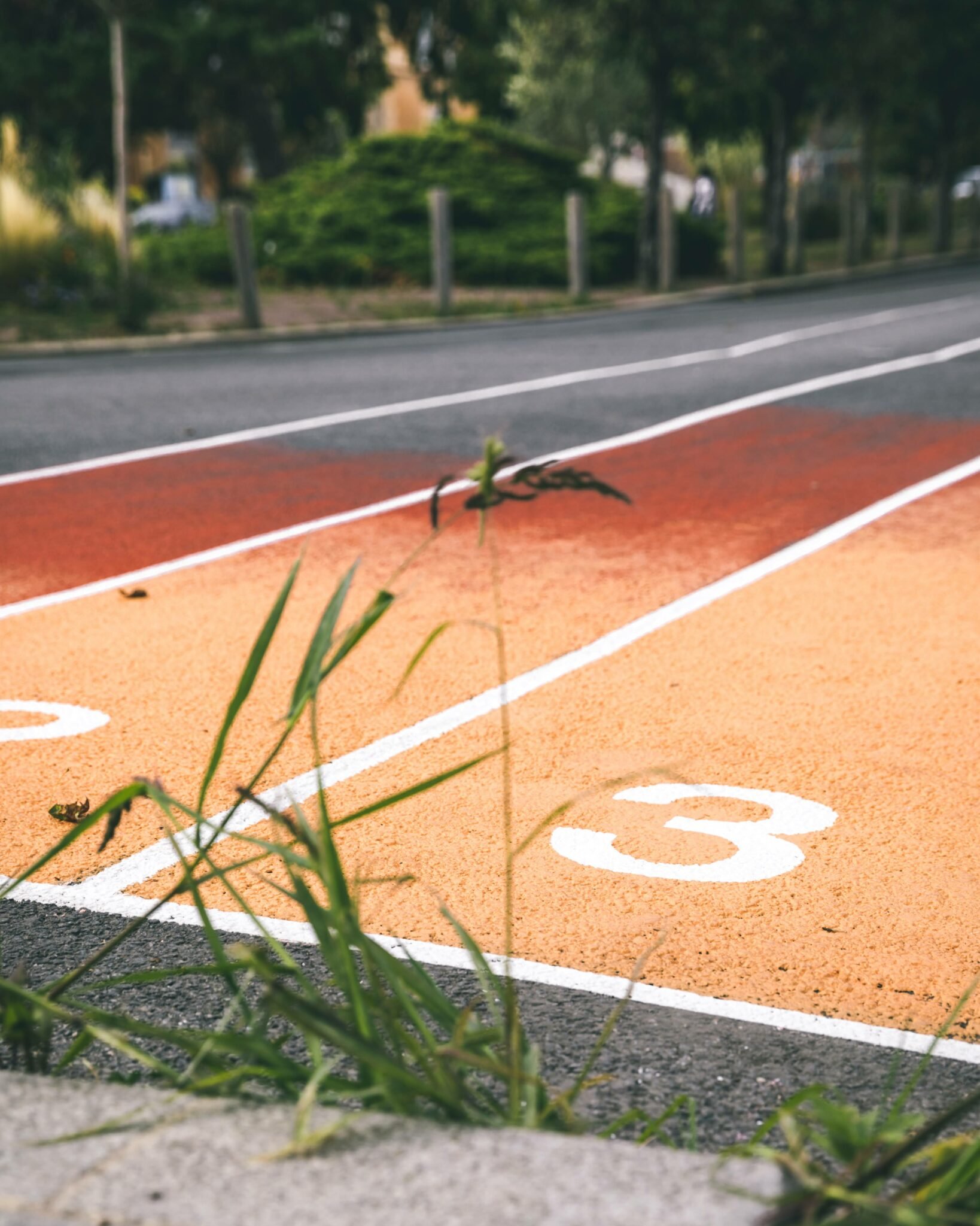 Monsieur Peinture a réalisé les fresques sur le terrain de basketball de Clichy-sous-Bois pour la fête de la ville