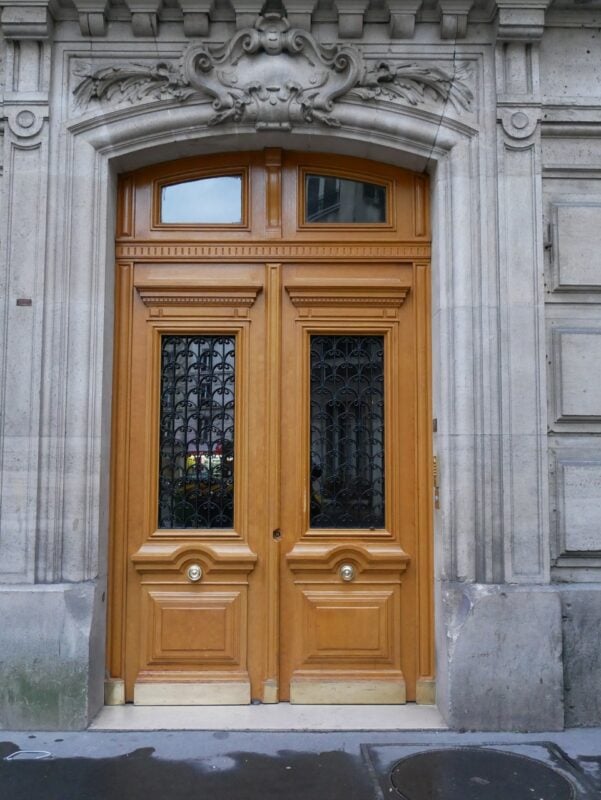 porte cochère marron