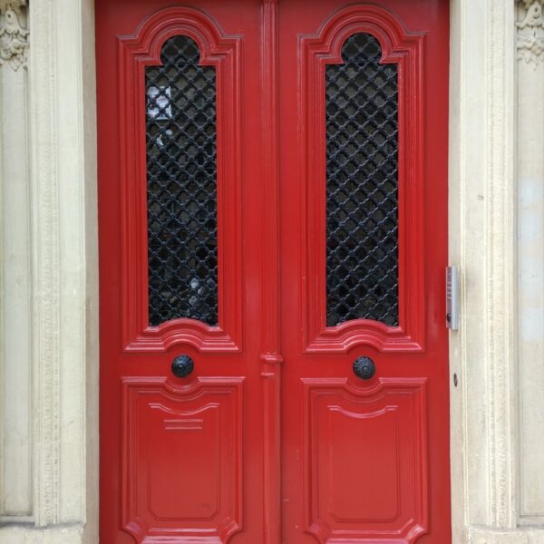 porte cochère rouge