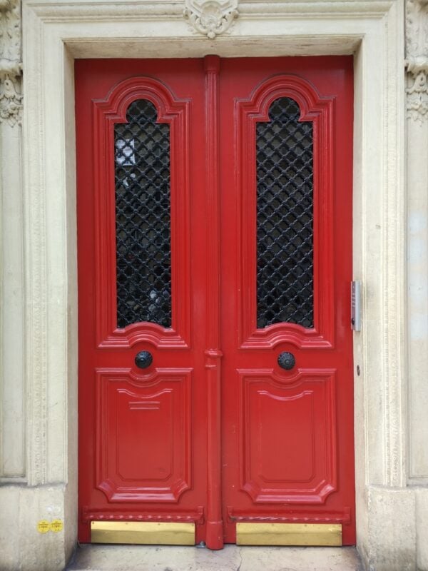 porte cochère rouge