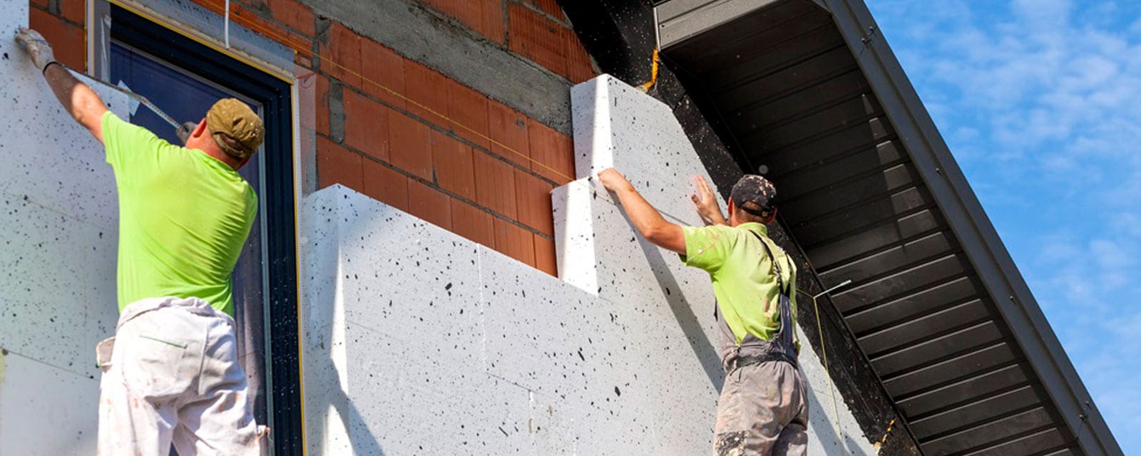 Pose d'une fenêtre, mur en brique avec isolation extérieure