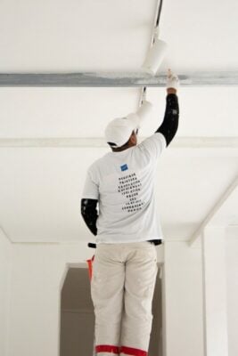 Peintre monsieur peinture appliquant de la peinture isolante