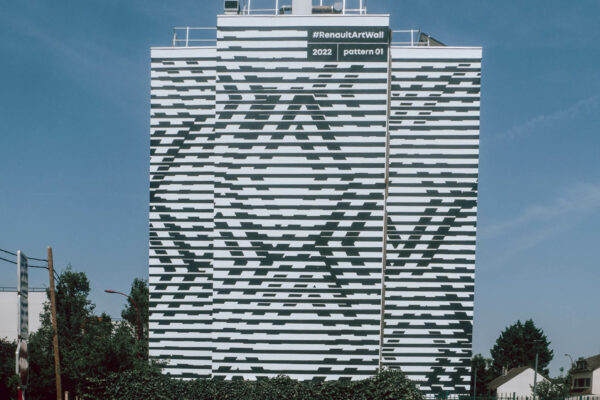 Façade à Bezons réalisées par Peint À La Main suite à la nouvelle identité de Renault.