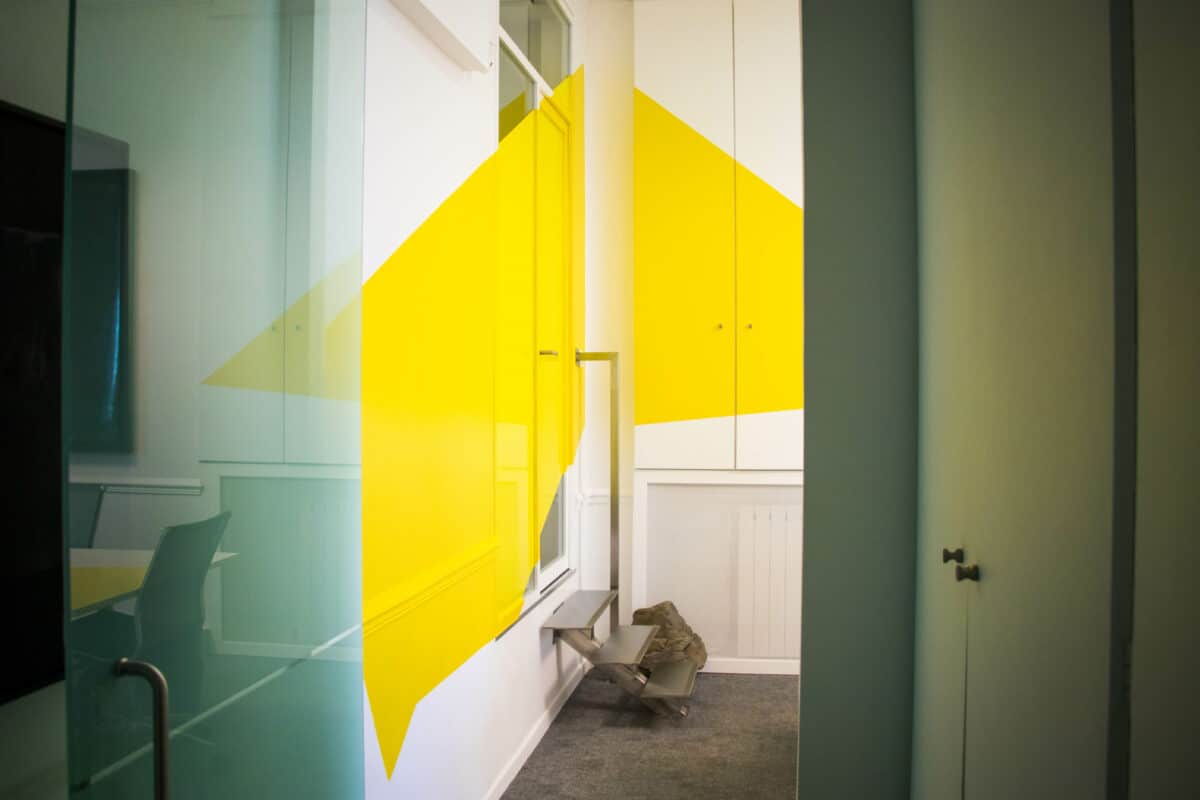 Vue de profil d'une anamorphose réalisée dans les bureaux de Diderot real estate. 