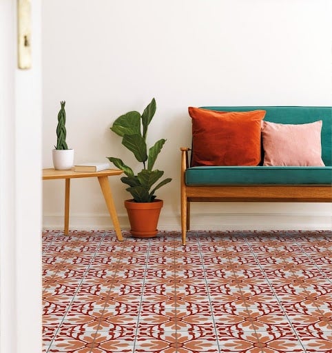 Intérieur de salon avec des carreaux de ciment aux couleurs chaudes.