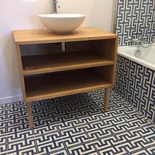 Intérieur de salle de bain avec des carreaux de ciment géométrique.