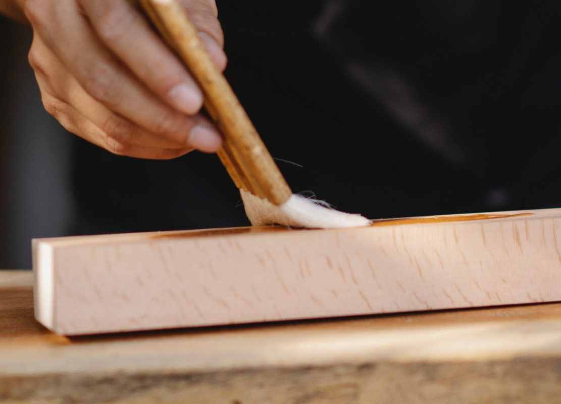 Décaper le bois : comment enlever de la peinture ou du vernis sur