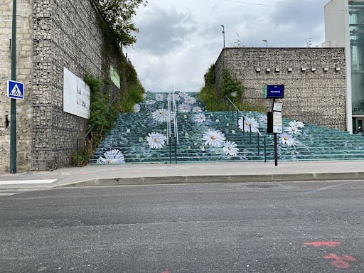 Escaliers de Clichy réalisé par Hugo Rita, pour mettre à l'honneur les peintures impressionnistes.