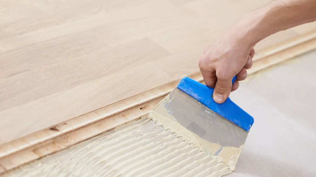 Illustration d'une pose de parquet collée.