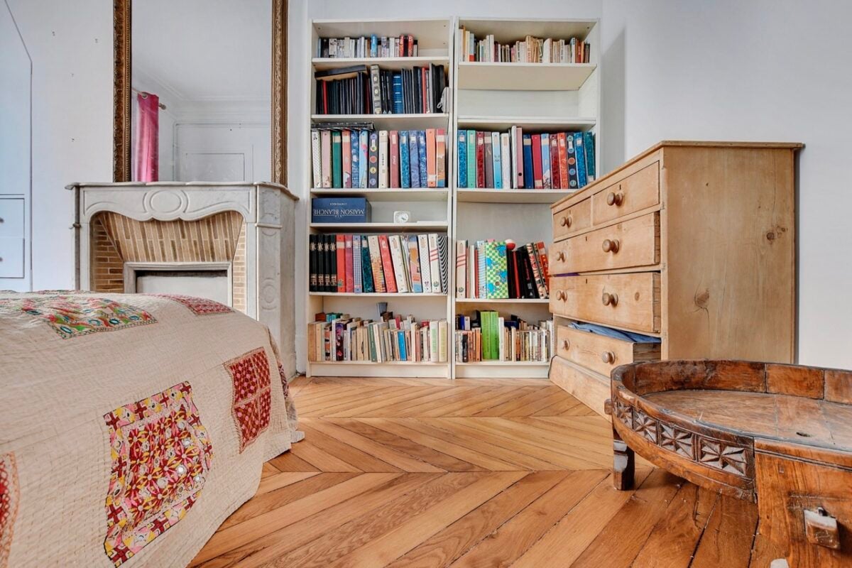 Ponçage du parquet dans une chambre à Paris