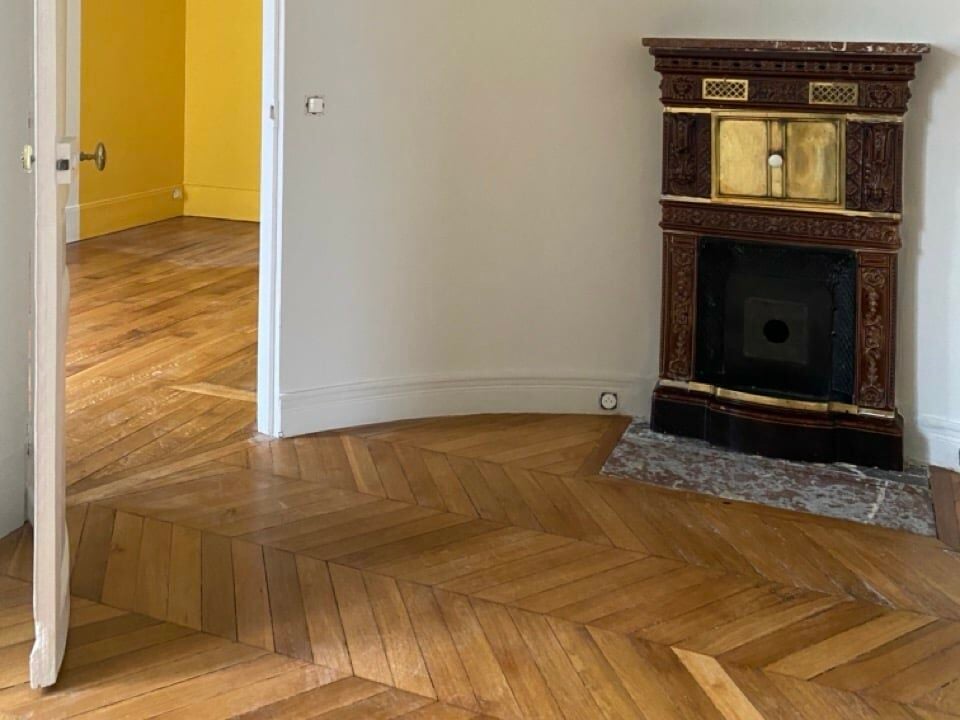 Ponçage et vitrification de parquet en point de Hongrie dans un appartement à Paris