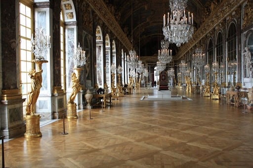 Parquet type Versailles à l'intérieur du château de Versailles.