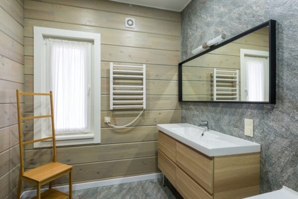 Salle de bain avec un revêtement en lambris de bois.