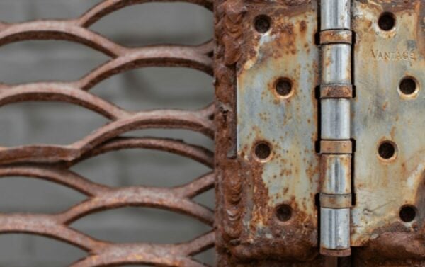 Protéger son matériel en fer avec de la peinture antirouille.