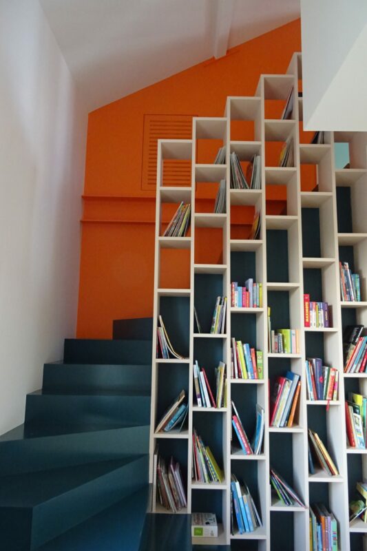 Mur escalier orange par Marie-Pierre Servantie
