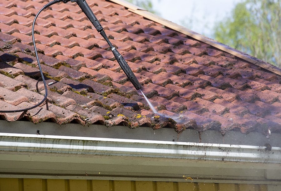 Prix d'un démoussage de toiture - Travaux de Toiture