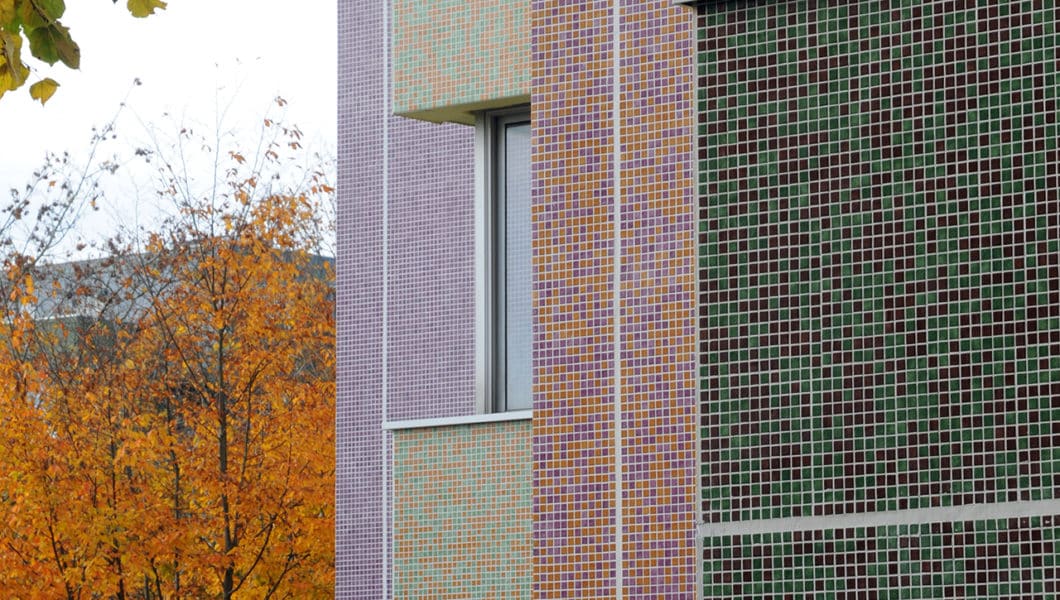 Façade mosaïque colorée, par l'agence Nacarat color