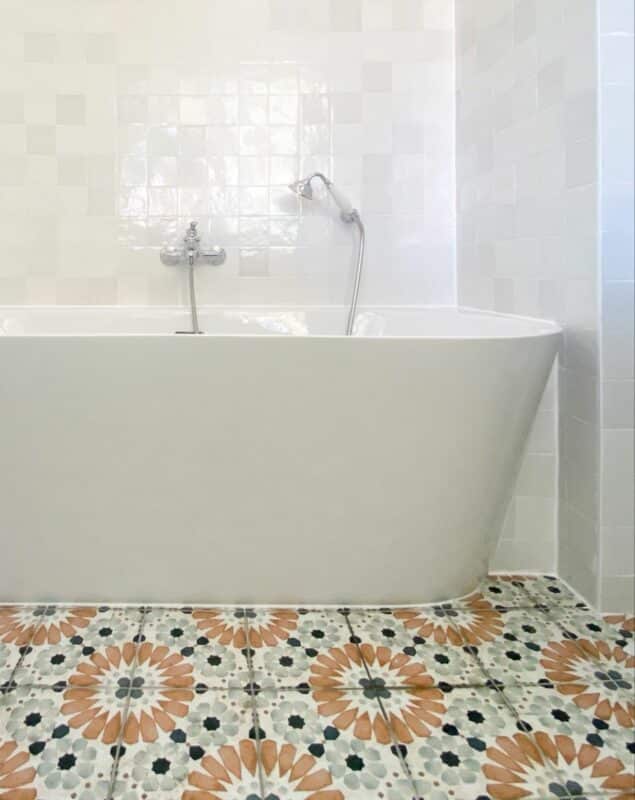 sol de salle de bain en carrelage