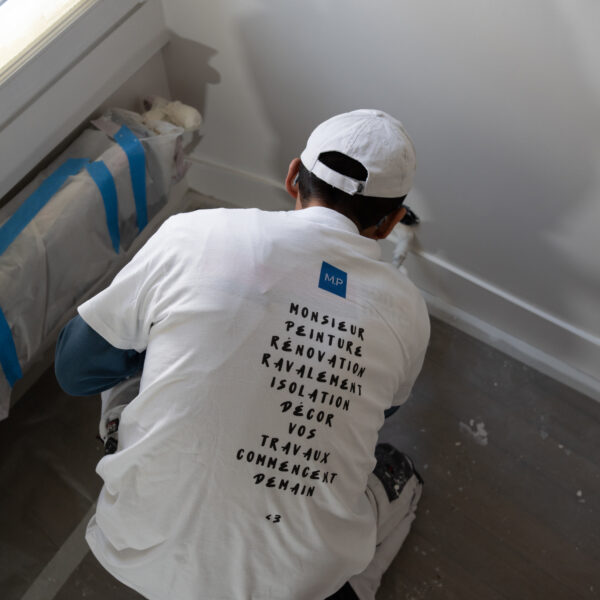 Artisans Monsieur Peinture qui peint les plinthes.