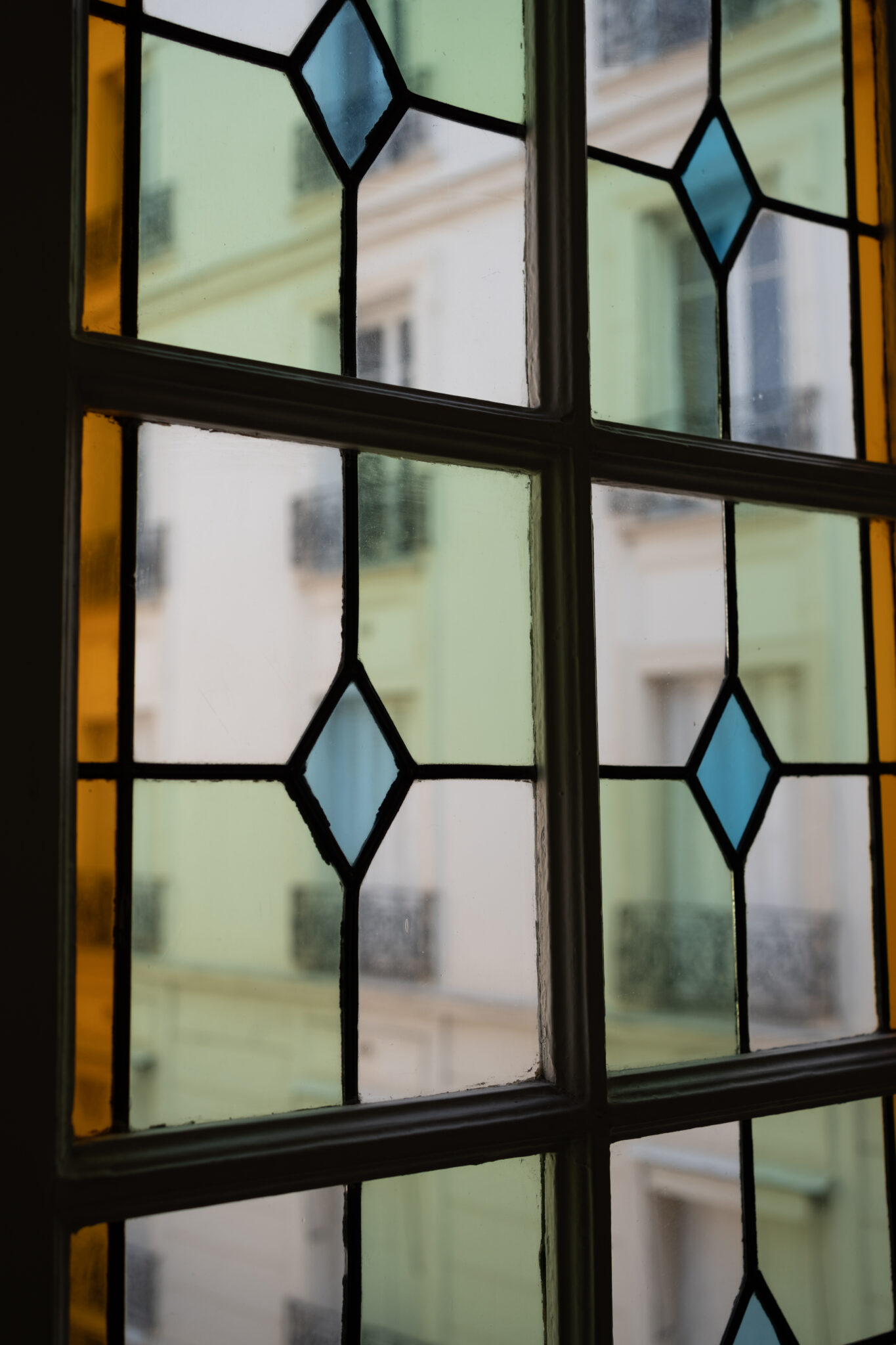 Vitraux de l'appartement donnant sur la cour et les toits de Paris.