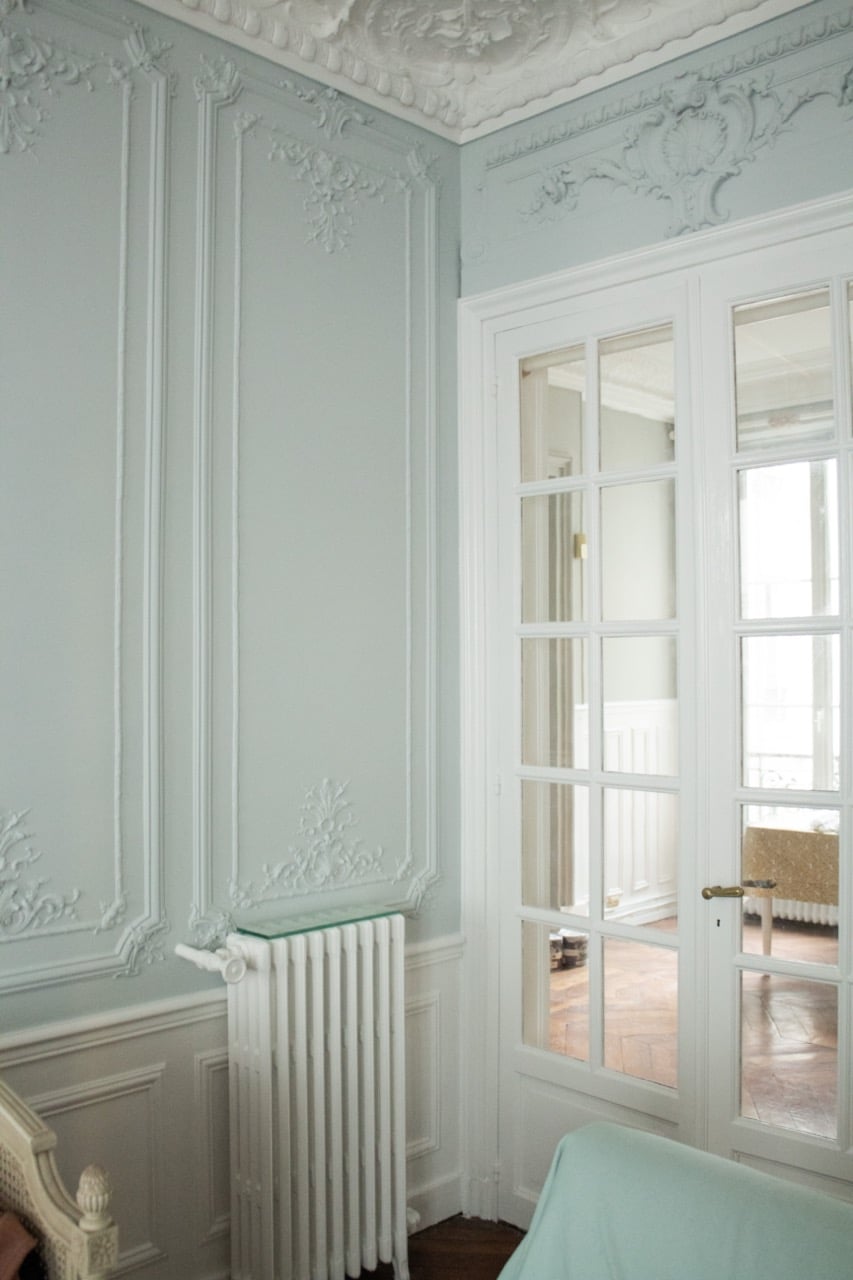 Peinture d'une porte et murs adjacents avec moulures.