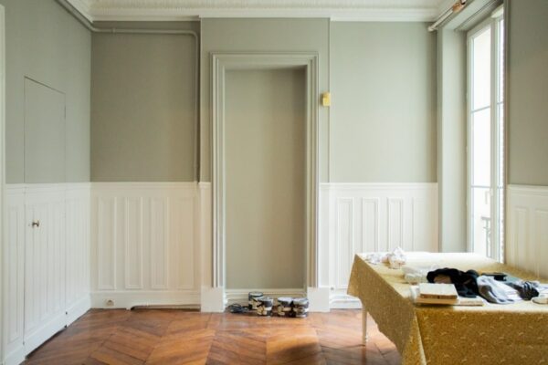 Peinture d'une porte et murs adjacents avec moulures.