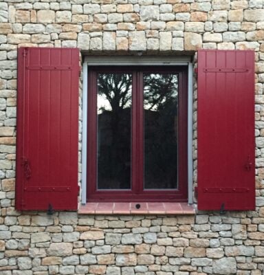 Volets battants : volet rouge