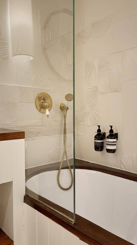 Salle de bain dans un appartement scandinave