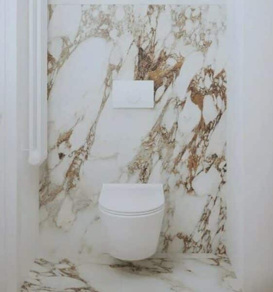 Marbre Calacatta Macchia Vecchia - dans une salle de bain - sur les murs