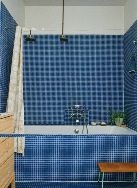 salle de bain carrelage mosaique bleu pétrole