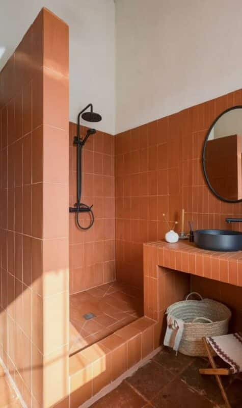 salle de bain avec carrelage couleur terracota 