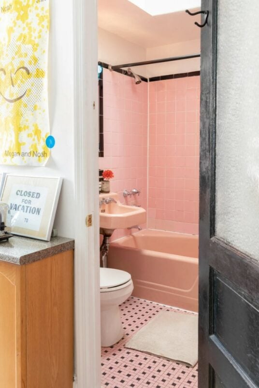 salle de bain couleur rose poudrée avec carrelage 