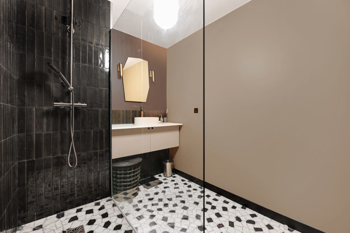 Chantier-finis-renovation-salle-de-bain-moniseur-peinture