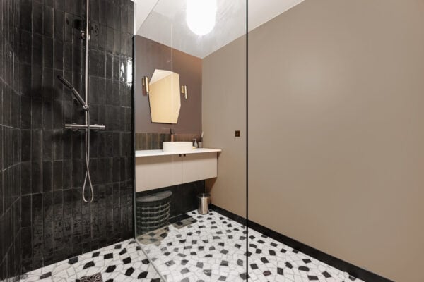 Chantier-finis-renovation-salle-de-bain-moniseur-peinture