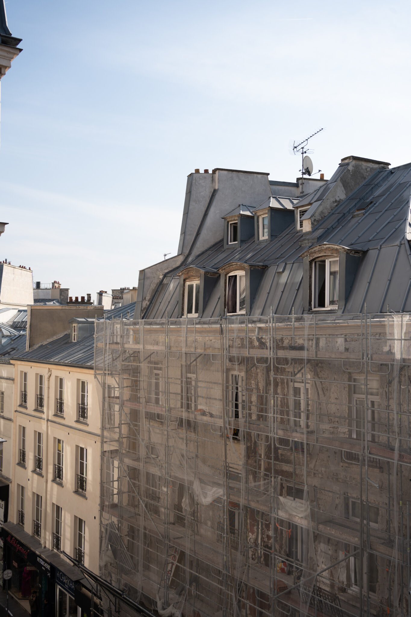 Échafaudage sur un immeuble à Paris